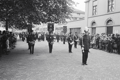 853234 Afbeelding van de Postfanfare Onder Ons, op de Van Asch van Wijckskade te Utrecht, aan het hoofd van de optocht ...